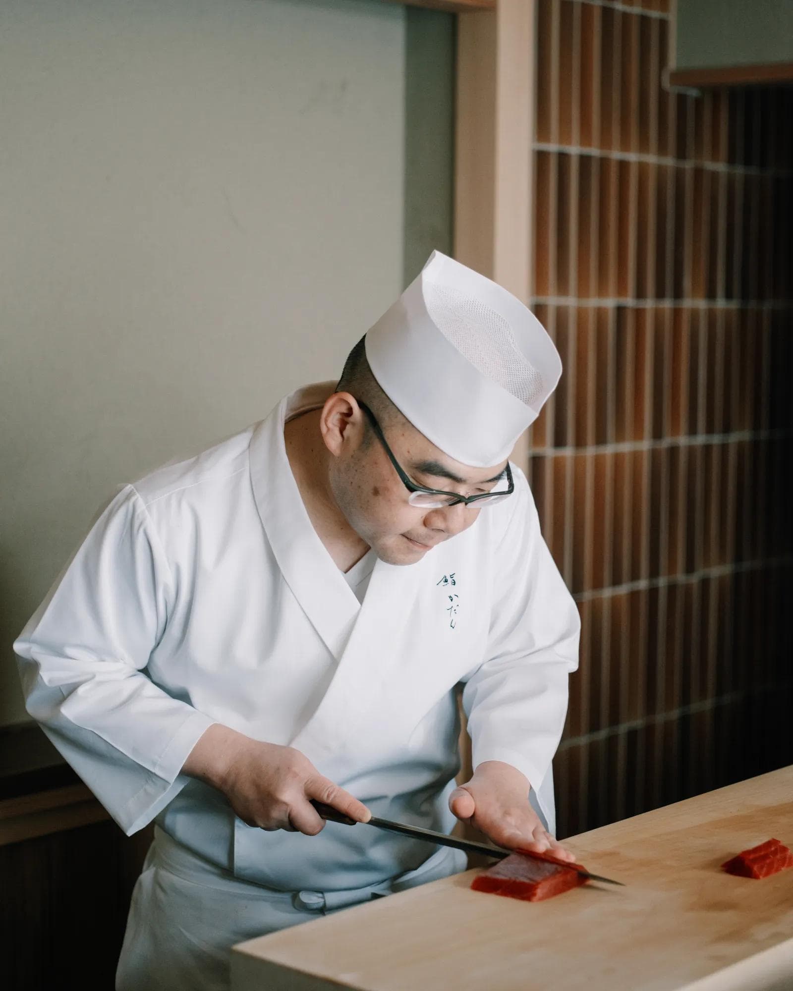 Nakai-san carefully slicing fish